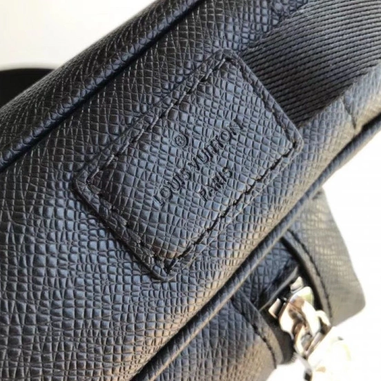 Vuitton OUTDOOR MESSENGER Louis PM 0224